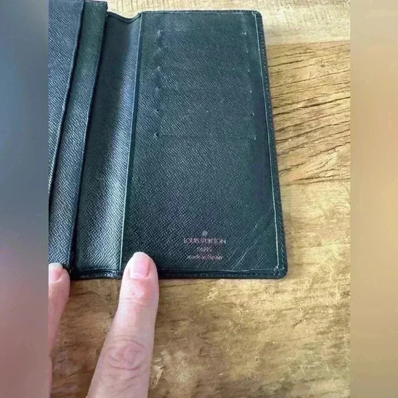 🎉❤️Louis Vuitton Epi Brazza Wallet ~Epi Leather~ Black ~ EUC!~ 💯 % Authentic - Picture 3 of 8